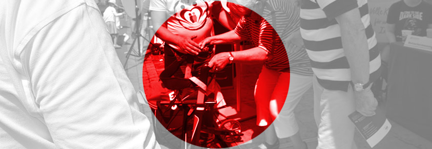 Eine Frau kann die Rampe nicht ohne fremde Hilfe verlassen