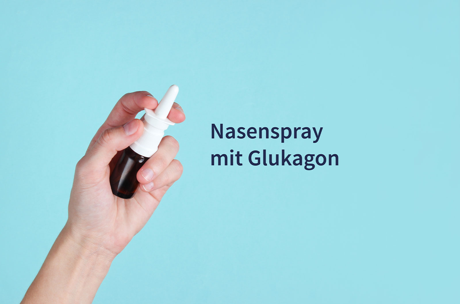 in der Hand wird ein Nasenspray gehalten, daneben steht der Schriftzug Nasenspray mit Glukagon