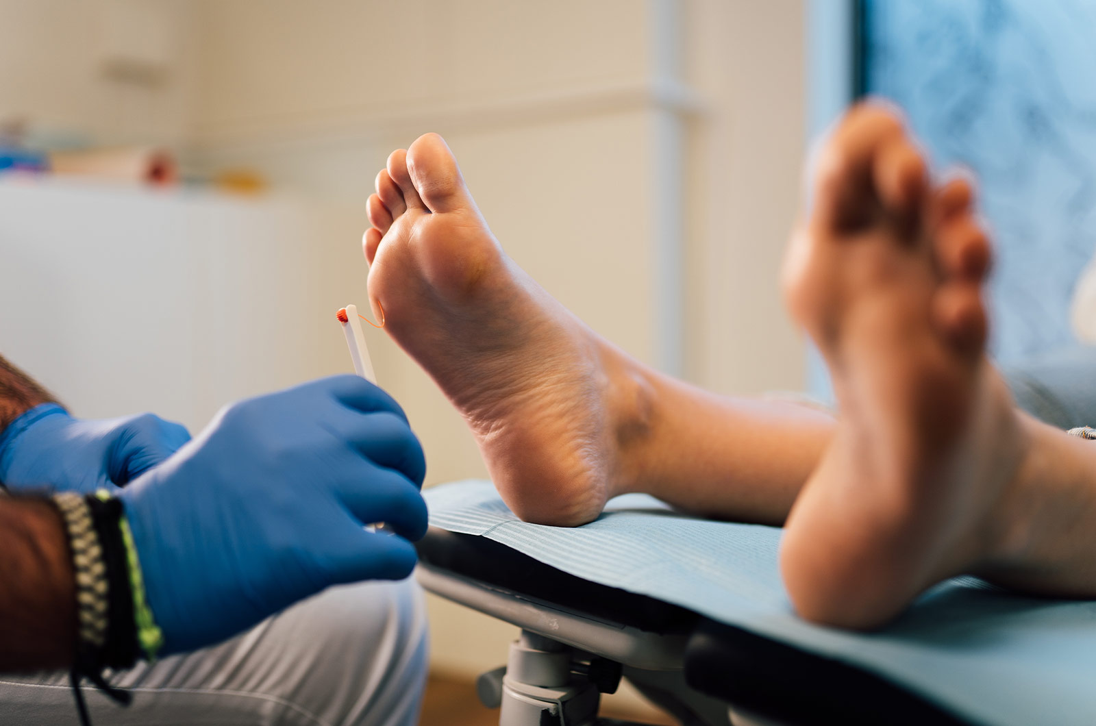Untersuchung eines Patienten mit diabetischem Fuß im medizinischen Zentrum