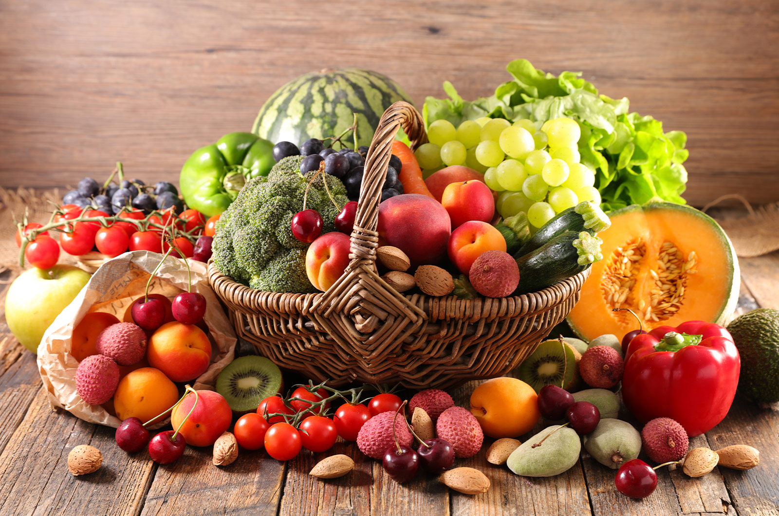 Weidekörbchen mit Obst und Gemüse, gesunde Mineralien und Vitamine und sekundäre Pflanzenstoffe unterstützen die Wundheilung 