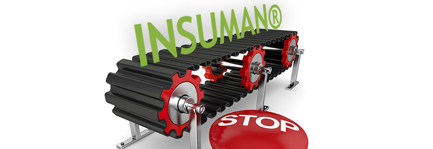 Ein Fließband auf dem das Wort "Insuman" fährt, davor ein roter Stop-Knopf