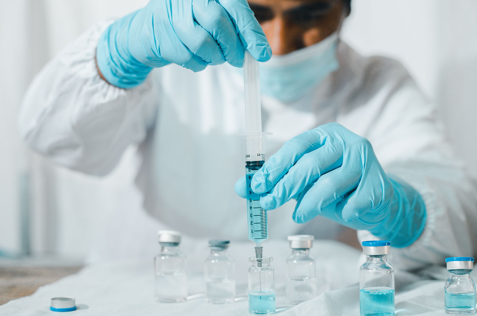 Pharmahersteller, Wissenschaftler im Labor untersucht, erforscht und produziert Insulin
