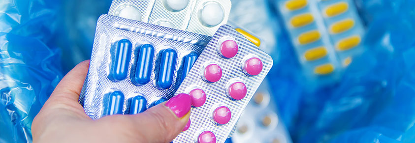 Medikamente werden in die Mülltonne geschmissen